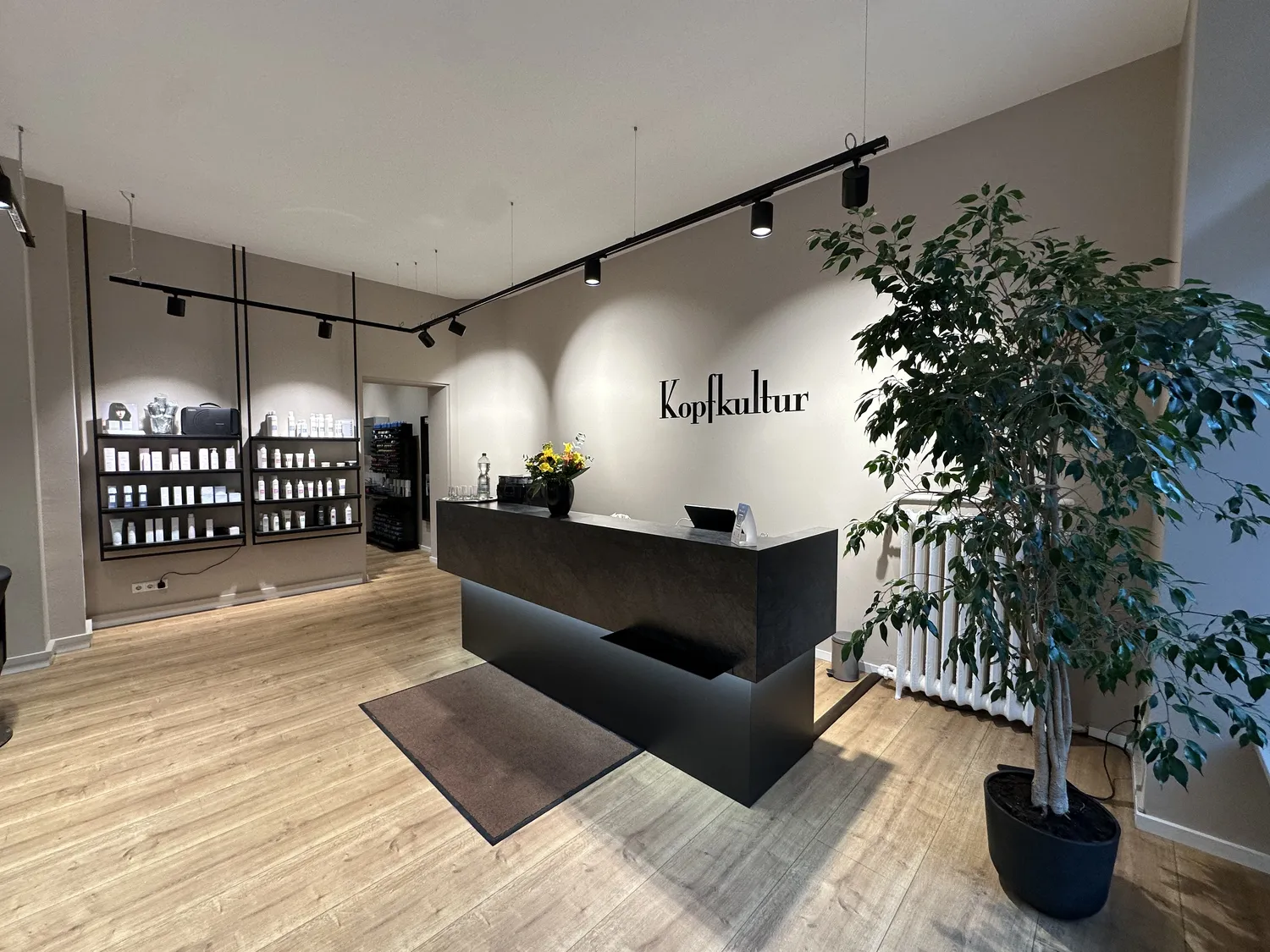 Lukas Ramolla - Friseurstudio - drinnen