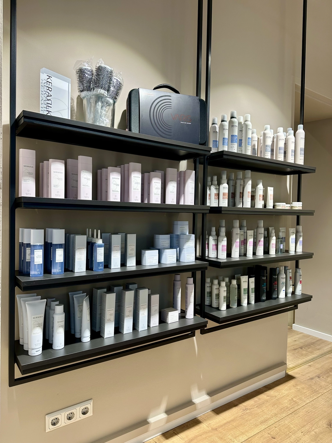 Lukas Ramolla - Friseurstudio - drinnen