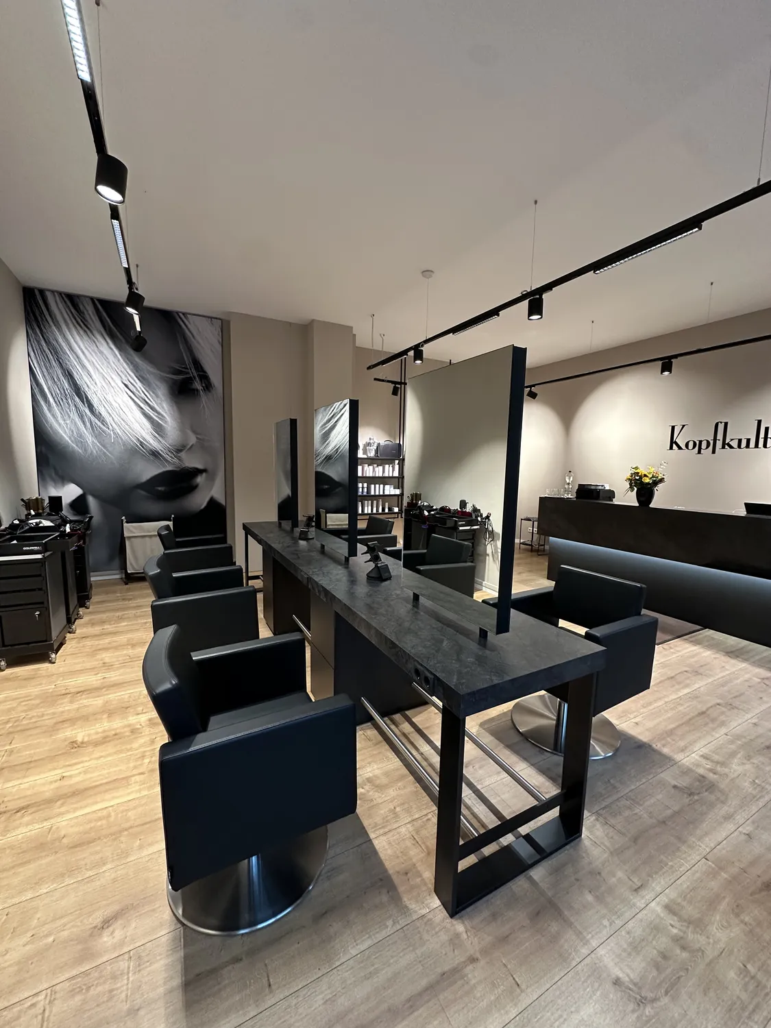 Lukas Ramolla - Friseurstudio - drinnen