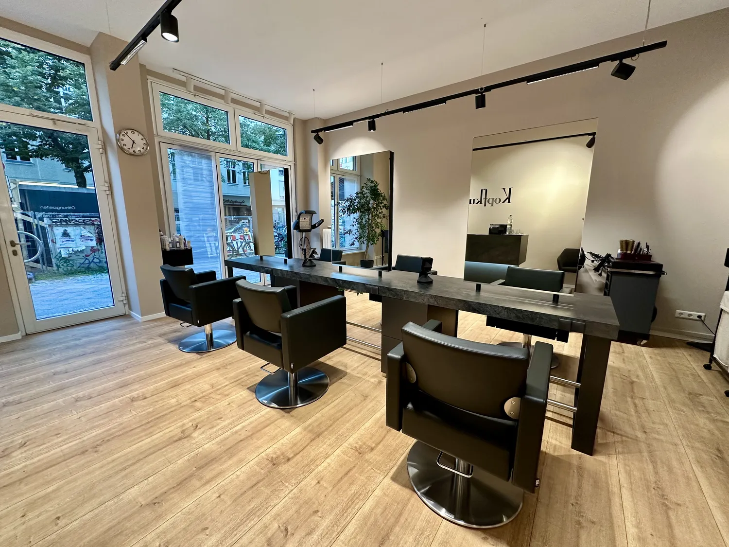 Lukas Ramolla - Friseurstudio - drinnen