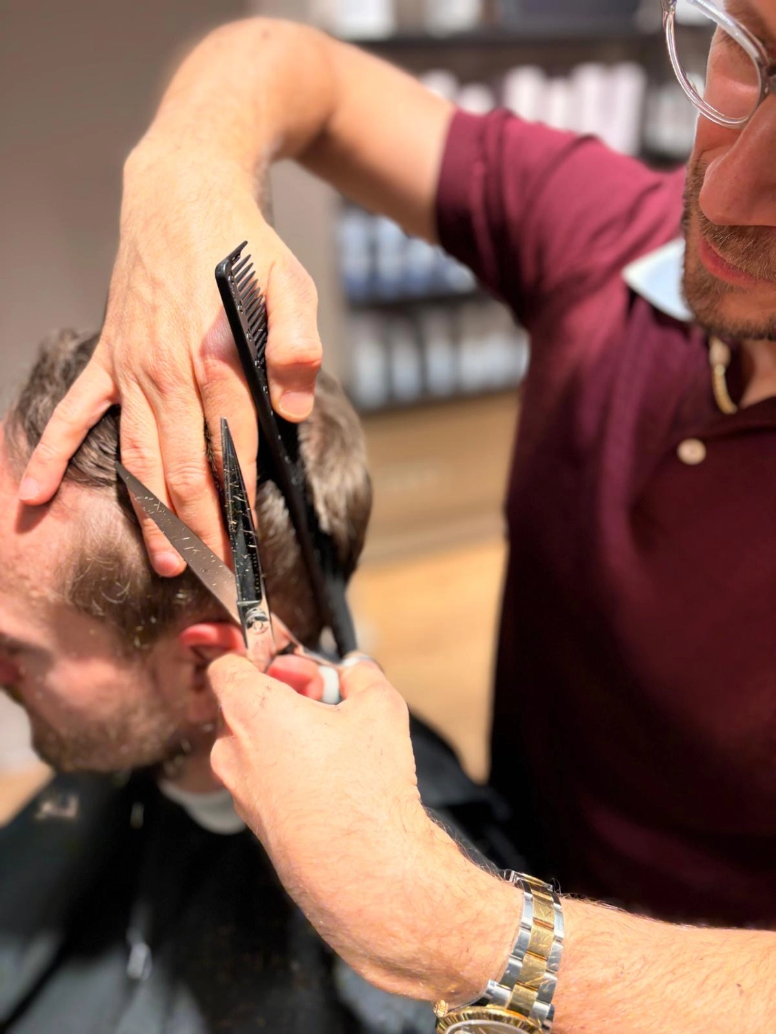 Lukas Ramolla – Friseursalon – Dieses Bild zeigt einen Friseur in Karatschi bei der Arbeit in einem Salon.